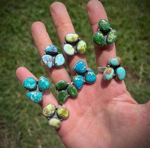 Bagues ajustables à trois pierres serties en argent sterling, turquoise variscite verte, faites à la main, style sud-ouest, pour les fêtes - Product Image 1