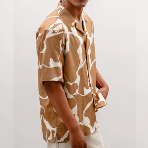 Venta al por mayor de camisas nuevas para hombres en primavera y verano, coloridas camisas de manga corta informales de estilo de vacaciones en la playa con arte de grafiti - Product Image 1