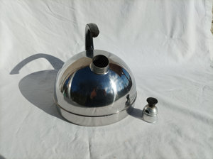 กาน้ำชาสแตนเลสสีเงินพร้อมที่จับพลาสติกเหมาะสำหรับการตกแต่งห้องครัวในฟาร์มและน้ำเดือด - Product Image 3