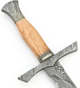 Couteau de chasse artisanal en acier Damas avec manche en bois, lame à pointe tombante, bord droit, épaisseur 0,6 mm - Product Image 1