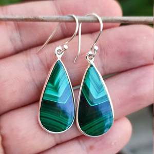 Boucles d'oreilles pendantes en argent sterling 925 faites à la main, style bohème, forme poire, avec pierre précieuse malachite, cadeau tendance pour elle - Product Image 6