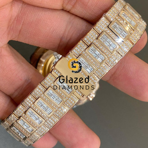 Montre Hip Hop Moissanite analogique de concepteur unique accrocheuse avec affichage rond de cadran en verre brillant et de diamants taille baguette - Product Image 4