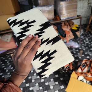 Bolso de mano de cuero genuino con cierre de cremallera estilo bohemio hecho a mano - Product Image 3