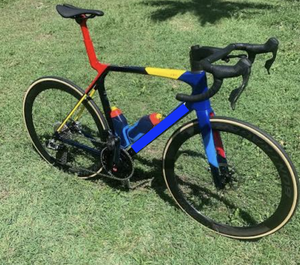 Vélo de course sur route en carbone aérodynamique Madone SLR 9 Gen 8 2025 |   Système de transmission électronique 2x12 |   Freins à disque |   Cockpit intégré - Product Image 2