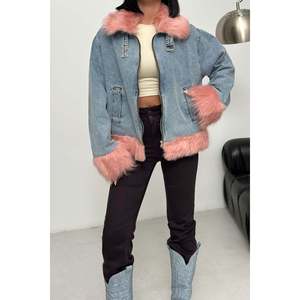 Chaqueta Vaquera XLove para Mujer con Ribete de Piel, Modelo 6170, Azul Medio, Lavado Nieve, Estilo Casual de Invierno Hip Hop, Corte Regular, con Botones - Product Image 3