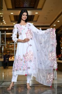 Trajes Anarkali de Moda, Conjuntos de Kurti y Pantalones de Verano con Cuello en V para Mujer, de Algodón con Lentejuelas, Corte Ajustado, Exclusivo del Fabricante Indio - Product Image 3