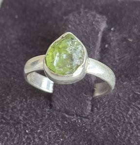 Vente en gros personnalisable Bague Prehnite tendance en argent 925 fabriquée à la main pierre précieuse irrégulière Mode féminine pour cadeau de fête d'anniversaire - Product Image 6