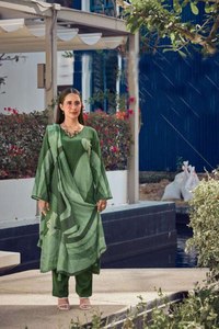 Conjunto Tradicional de Salwar Kameez de Corte Recto con Bordado Intenso en el Cuello y Dupatta Estampada en Contraste - Product Image 2