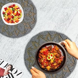 แผ่นรองแก้วทรงกลมสีเขียวเข้มที่ทำด้วยมือพร้อมด้วยพรมและแผ่นรองจานที่สวยงามสำหรับงานแต่งงานหรือใช้ในชีวิตประจำวัน - Product Image 2