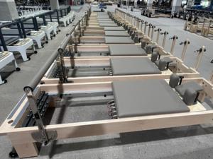 Reformer Commercial Robuste en Bois d'Érable Blanc avec Sangles en Cuir, Design Personnalisé et Ajustable, Idéal pour une Utilisation Saine et Optimale - Product Image 6