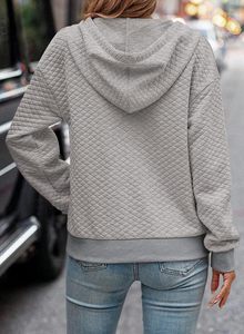 Sudadera con Capucha Gris para Mujer, Informal, de Manga Larga, Acolchada, con Media Cremallera y Cordón Ajustable - Product Image 4