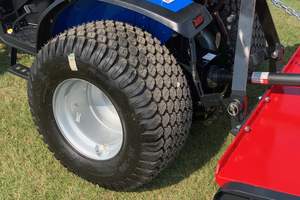 Cosechadora de Tractor Compacto Usada de 26 Pulgadas con Motor, Transmisión por Engranajes, Enganche Trasero, Capacidad de 600 kg, Luces de Carretera y Trabajo - Product Image 3