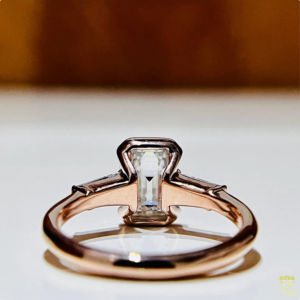 Anillo de compromiso de diamante cultivado en laboratorio con corte esmeralda de tres piedras, banda de boda Baguette para mujer, regalo de aniversario - Product Image 2