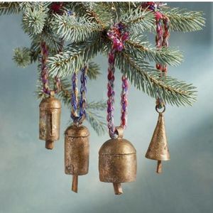 Cloches de vache décoratives en fer forgé à la main avec son de cliquetis classique en métal et design rustique pour fermes ou patios - Product Image 1