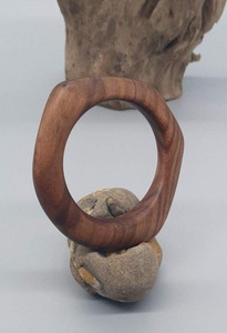 Brazalete de madera hecho a mano personalizado con acabado liso, aspecto pulido, color marrón natural, pulsera elegante para mujeres y niñas - Product Image 6