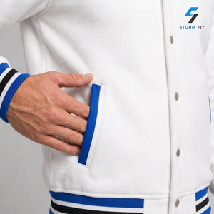 Veste varsity blanche pour homme Storm Fit, style preppy, logo brodé, bordure bleue, coupe classique, col rabattu, vêtement d'automne - Product Image 3