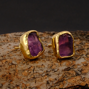 Boucles d'oreilles naturelles brutes Améthyste Pierre précieuse fabriquée à la main Pierre de naissance Collet Setting Push Back Tiny Natural Rough Gemstone Jewelry - Product Image 5