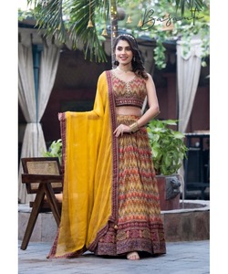 Boda nupcial Lehenga Choli para mujer en terciopelo rojo con bordado pesado trabajo de perlas y blusa estampada Chunni - Product Image 6