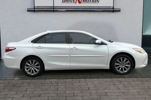 2015 Toyota Camry XLE V6 berline utilisé intérieur en cuir foncé boîte de vitesses automatique 4L Turbo moteur R17 jantes en alliage arrière électrique - Product Image 6