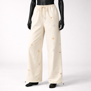 Pantalones Deportivos Anchos Personalizados para Mujer, Cintura Elástica con Cordón, Corte Recto, Pantalones de Descanso con Flores Bordadas, Venta al Por Mayor OEM - Product Image 2