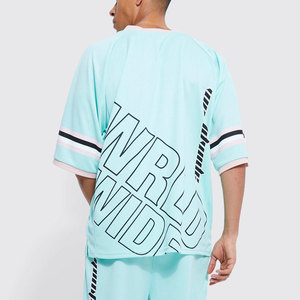 T-shirt pour homme vert menthe à col en V et manches courtes avec poignets rayés et logo sur la manche droite, style streetwear, coupe ample - Product Image 2