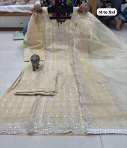 Nouvelle tenue de créateur Evergreen Simar Banarasi Kurti Pant avec broderie lourde et dupatta, achat en ligne en Inde, en vente - Product Image 6