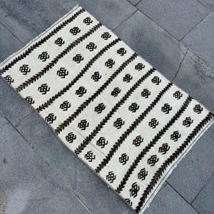 Alfombra Kilim Vintage, Alfombra Turca de 1.9x3 pies, Alfombra de Lana Blanca con Diseño Floral - Product Image 2