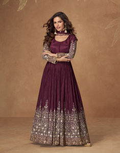 Traje anarkali de seda chinnon de diseñador Premium completamente cosido con bordado pesado perfecto para la temporada de bodas - Product Image 3