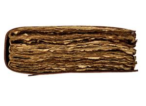 Diario de cuero artesanal de primera calidad, hecho con cuero granate rico y detalles de relieve en la cubierta que le dan un aspecto elegante. - Product Image 2