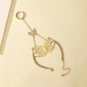 สร้อยข้อมือมือสีทองของผู้หญิงพร้อมโซ่รูปผีเสื้อหรูหราเหมาะสำหรับเป็นของขวัญเครื่องประดับวันฮาโลวีน - Product Image 1