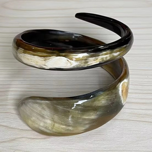 ACCESORIOS Puños, brazaletes y pulseras de cuerno de búfalo natural hechos de cuerno de búfalo real, disponibles en una variedad de - Product Image 1