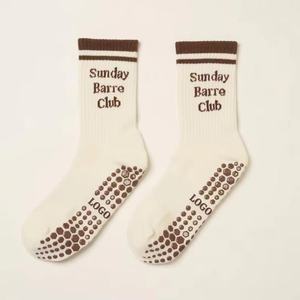 Calcetines de Pilates Antideslizantes Premium con Logotipo Personalizado OEM, Calcetines de Yoga Antideslizantes Cálidos de Alta Calidad, Calcetines de Marca de Pilates de Lujo con Volantes - Product Image 3