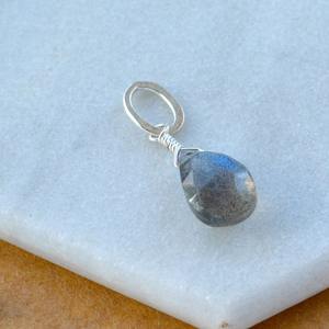 Colgante de Labradorita en Forma de Lágrima, Piedra de Nacimiento de Noviembre, Gema Gris con Destello, Chapado en Oro Rosa, Joyería Delicada Hecha a Mano - Product Image 2