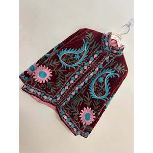 Veste d'extérieur en velours bordeaux Zafar Bloom avec broderie Suzani turquoise et rose, manteau d'hiver fini - Product Image 3