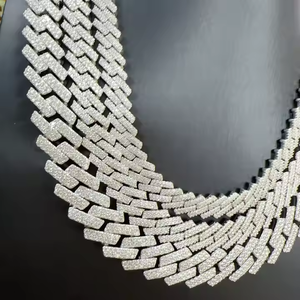 Hermoso collar con colgante de moissanita diseñado para el lujo y la elegancia, perfecto para mejorar cualquier atuendo con brillo atemporal - Product Image 3