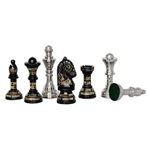 Papan catur kayu antik, dengan catur kuningan India untuk dekorasi dan bermain catur