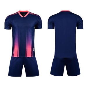 Ensemble de maillot de football en maille respirante 25/26 Nouveau maillot d'été pour hommes et enfants Uniforme d'équipe de football avec impression de bande Design sportif tendance - Product Image 4