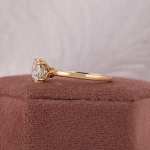 แหวนหมั้นเพชรที่โตในห้องปฏิบัติการทรงกลมดีไซน์สุดรัก/แหวนเรียบง่ายสไตล์ไพ่คนเดียว/สายทอง14K สีเหลือง - Product Image 5