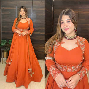 Vestido Anarkali Naranja de Georgette Sintética con Bordado de Múltiples Agujas, Georgette Sintética Pura con Vestido de Múltiples Agujas y Dupatta - Product Image 3