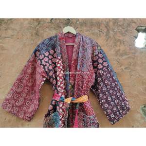 Venta al por mayor de Albornoz de algodón indio hecho a mano Maxi vestido Kimono estilo Ajrakh estampado parche trabajo diseño de talla grande Kantha ropa de dormir - Product Image 5