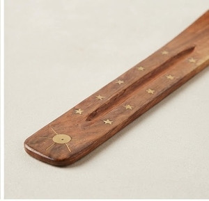 Porte-encens en bois de manguier fait main avec incrustation d'étoile en laiton, pour une utilisation toute l'année - Product Image 2