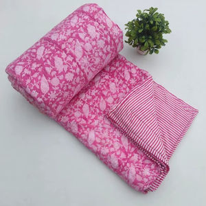 Couverture en coton matelassée réversible à motifs floraux roses, faite à la main, imprimée en blocs - Product Image 1