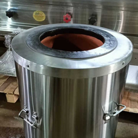 Tandoor traditionnel en argile au charbon de bois avec un design indien, équipement de cuisson commercial durable et écologique pour des naan authentiques