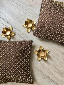 Oreiller design perles et paillettes motifs ethniques indiens brun chocolat et or - Product Image 2