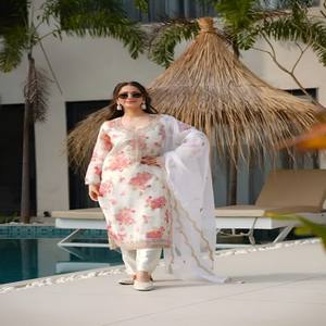 Conjunto de Kurti, Pantalón y Dupatta de Seda Tebby VASTRA COTTAGE para Mujer, Estampado Digital, Bordado, Lentejuelas, Diseño Étnico - Product Image 4