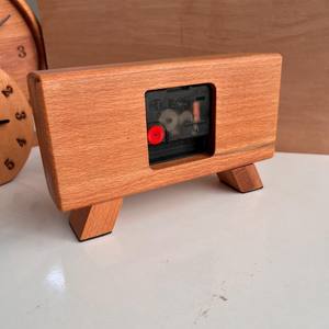 Reloj de mesa de madera de alta calidad que se adapta perfectamente a estilos de decoración rústicos, escandinavos, vintage o contemporáneos 2k26 - Product Image 3