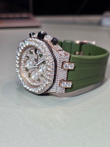 Montre de luxe de qualité supérieure avec cadran de 41 mm, bracelet en caoutchouc vert, mouvement automatique, diamant moissanite, disponible à la vente - Product Image 4