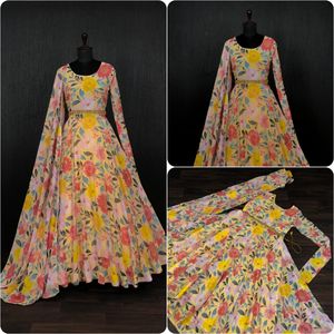 Robe en satin georgette Fab Zone avec imprimé floral unique, nettoyage à sec pour toutes les occasions - Vêtements ethniques indiens et pakistanais - Product Image 4