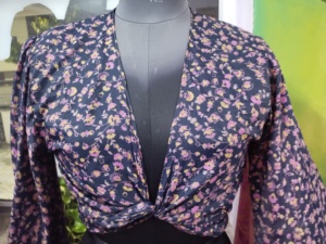 เสื้อครอปผ้าไหมทันสมัยพร้อมคอวีลึกแขนกระดิ่งยาวผูกด้านหน้าลำลองและสบายสำหรับการทำงานในกิจกรรมทางสังคม - Product Image 6