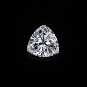 Diamant de laboratoire blanc 4 carats VVS1, taille trillion avec jeu de couleurs |   Fournisseur en gros de pierres précieuses en vrac + Cadeau inclus - Product Image 1